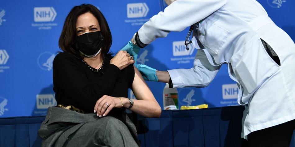 Kamala Harris recibe la segunda dosis de la vacuna contra el covid-19